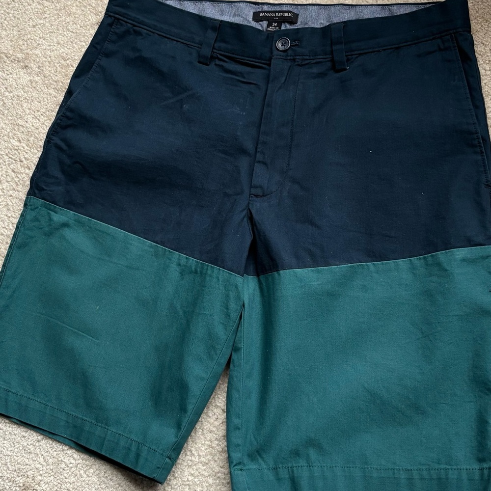 Banana Republic Men's Two-Tone Flat Front Shorts - Picture 2 of 3